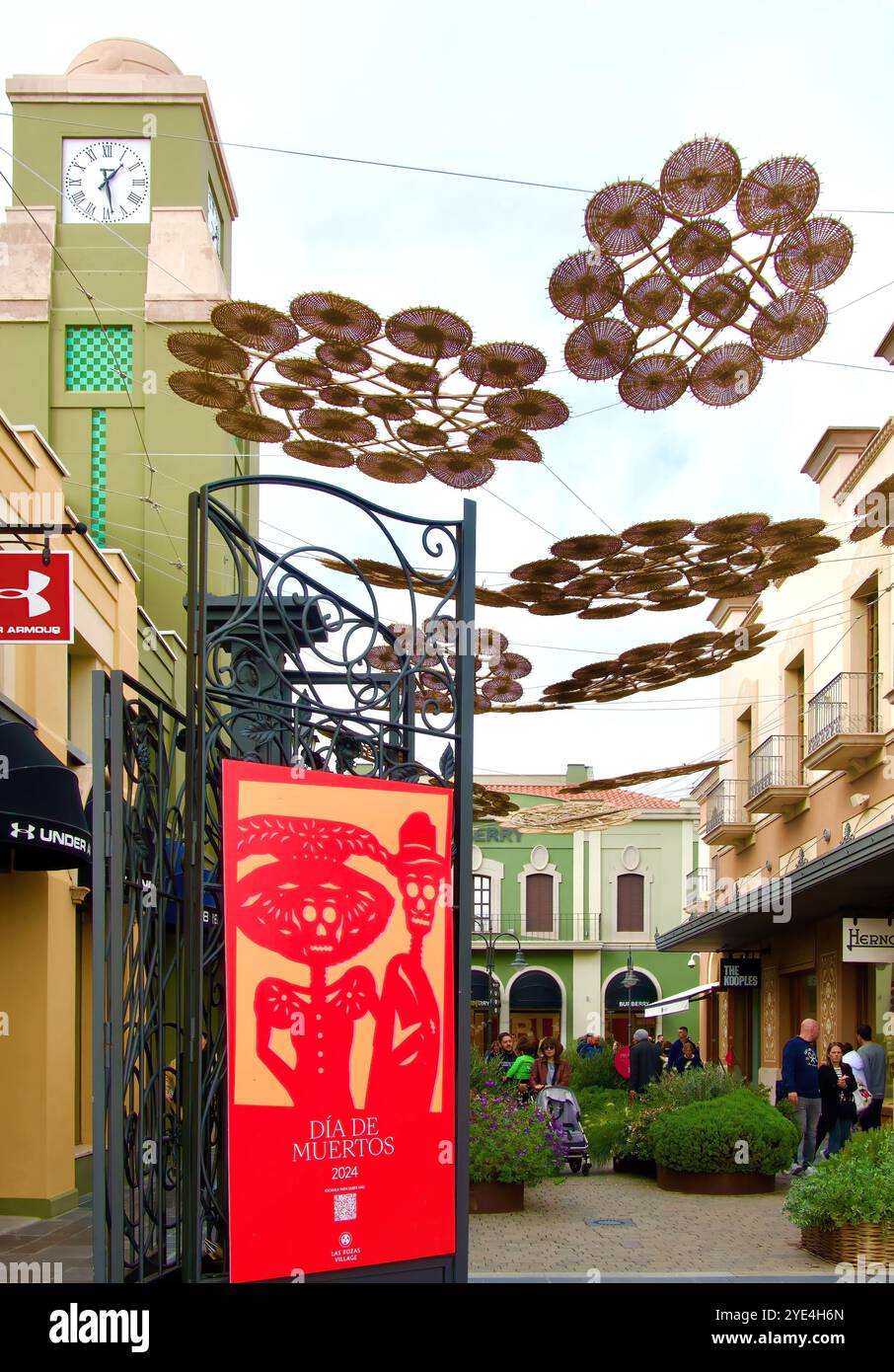Plakate am Eingang mit Schädeln und Dia de Muertos für Halloween oder Day of the Dead Las Rozas Village Outlet Shopping Madrid Spanien Stockfoto