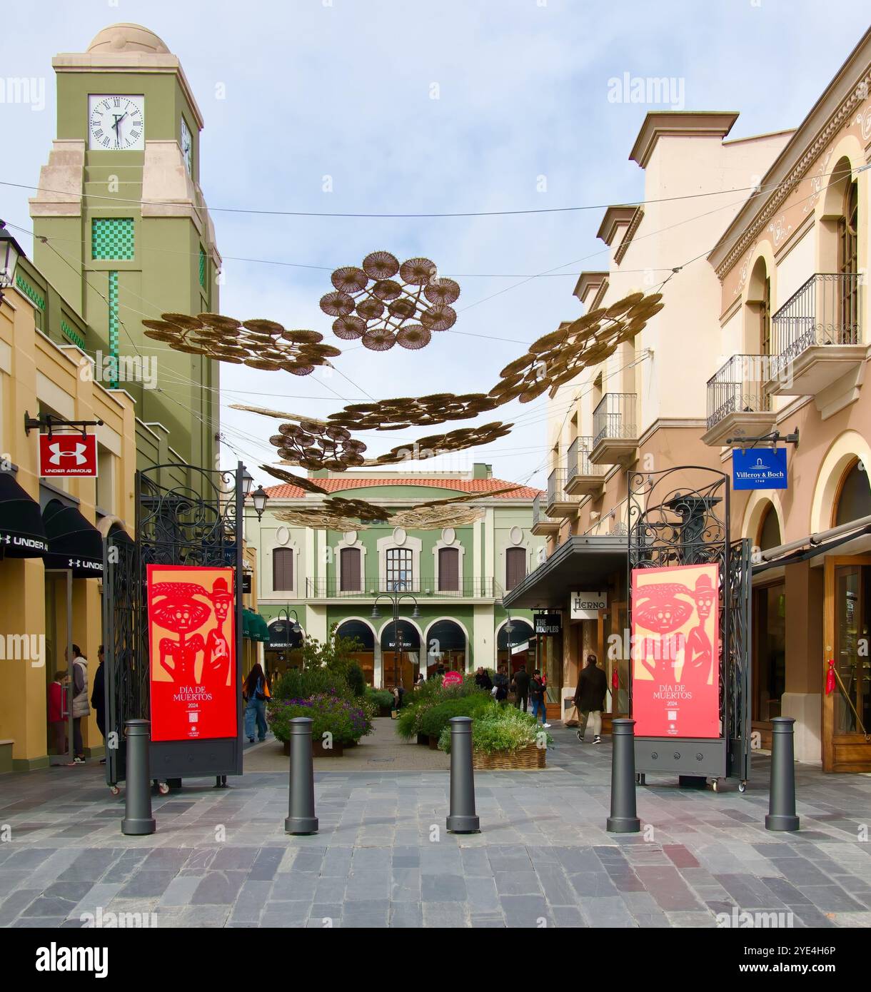 Plakate am Eingang mit Schädeln und Dia de Muertos für Halloween oder Day of the Dead Las Rozas Village Outlet Shopping Madrid Spanien Stockfoto