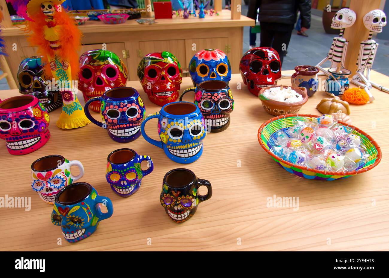 Verkaufsstand mit Totenschädeln Tassen Skelette und Süßigkeiten für die Dia de Muertos Halloween oder Day of the Dead Las Rozas Village Outlet Shopping Madrid Spanien Stockfoto