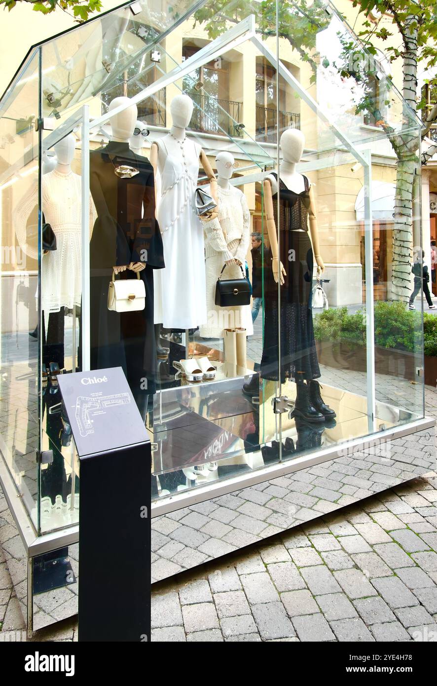 Französisches Luxusmodehaus Chloe französisches Ready-to-wear-Luxusmodedisplay für Damen in einer Glashütte Las Rozas Village Outlet Shopping Madrid Spanien Stockfoto