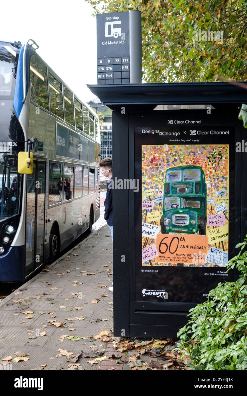 Poster zum 60. Jahrestag des Bristol Bus Boykotts und ein Bus in Bristol UK von G Balmer Stockfoto Poster zum 60. Jahrestag des Bristol Bus Boykotts und ein Bus in Bristol UK von G Balmer Stockfoto