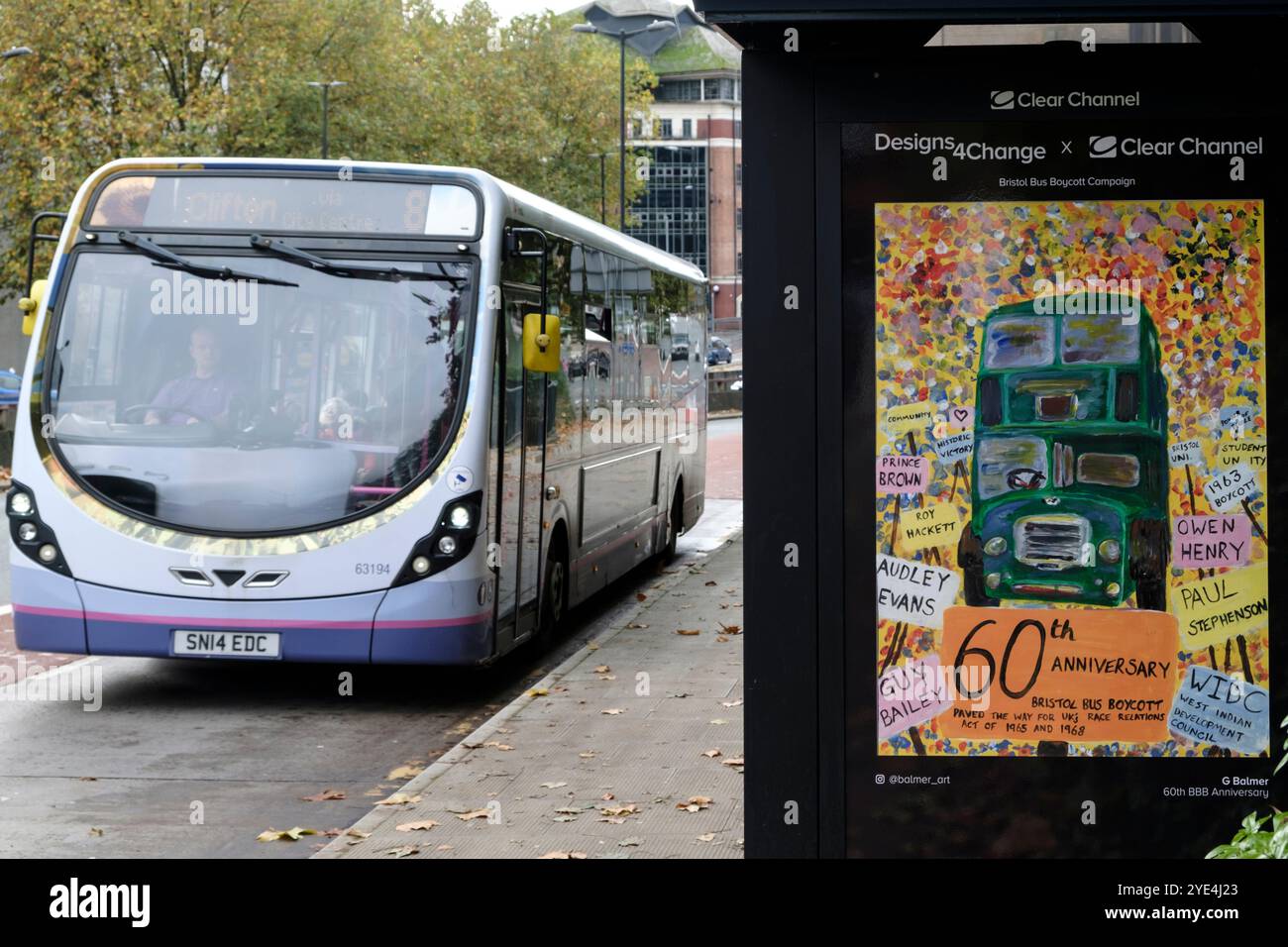 Poster zum 60. Jahrestag des Bristol Bus Boykotts und ein Bus in Bristol UK von G Balmer Stockfoto Poster zum 60. Jahrestag des Bristol Bus Boykotts und ein Bus in Bristol UK von G Balmer Stockfoto