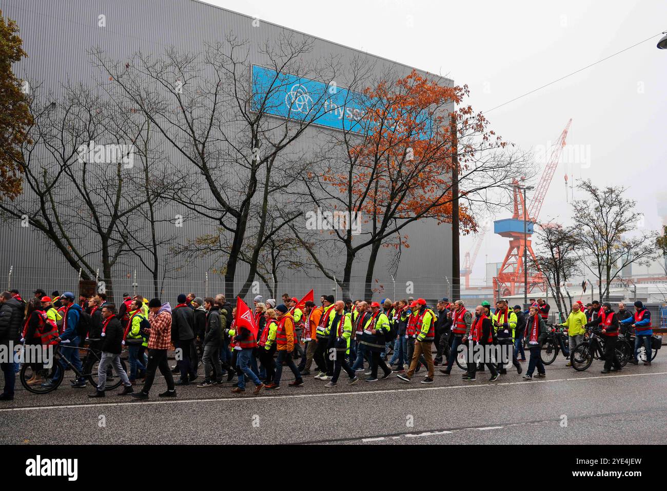 Kiel, Deutschland. Oktober 2024. Teilnehmer an einem Vorführspaziergang vorbei an den Räumlichkeiten von ThyssenKrupp Marine Systems. Die IG Metall ruft ihre Mitglieder aus der Metall- und Elektroindustrie auf, ab Dienstag überall in Warnstreiks zu treten. Frank Molter/dpa/Alamy Live News Stockfoto