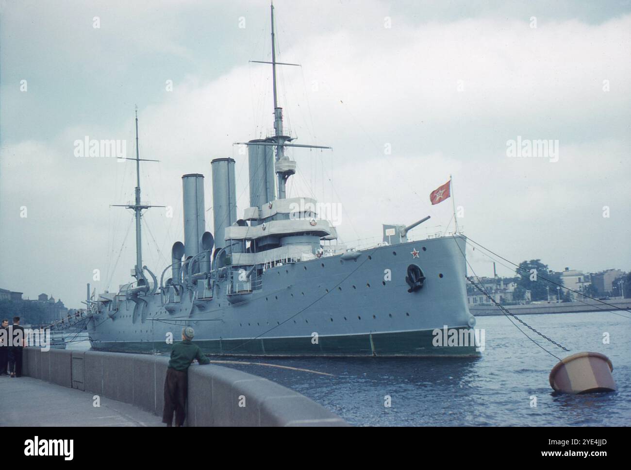 Leningrad, Russland. 1961. August: Der russische Kreuzer der Pallada-Klasse Aurora wurde als Museumsschiff in Leningrad (Sankt Petersburg) erhalten. Dieses Schiff wurde in Petrograd für den Einsatz im Pazifik gebaut. Es wurde 1903 in Dienst gestellt und diente ursprünglich während des Russisch-Japanischen Krieges 1904-05, als er an der Schlacht von Tsusima teilnahm. In der Nacht vom Oktober 25-26 1917 soll die Aurora den ersten Schuss der Oktoberrevolution in Russland abgeben, was den Beginn des Angriffs auf den Winterpalast signalisiert. Stockfoto