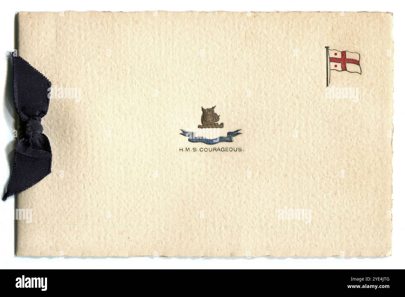 Eine Grußkarte aus den 1930er Jahren für die Besatzung des Flugzeugträgers HMS Courageous. Ursprünglich während des Ersten Weltkriegs als Schlachtkreuzer der Royal Navy gebaut, patrouillierte sie die Nordsee und nahm im November 1917 an der zweiten Schlacht in der Helgoland-Bucht Teil. Nach dem Krieg wurde sie außer Dienst gestellt und Mitte der 1920er Jahre als Flugzeugträger umgebaut. Am 17. September 1939, kurz nach Beginn des Zweiten Weltkriegs, wurde sie von einem deutschen U-Boot versenkt, wobei mehr als 500 ihrer Besatzung verloren gingen. Stockfoto