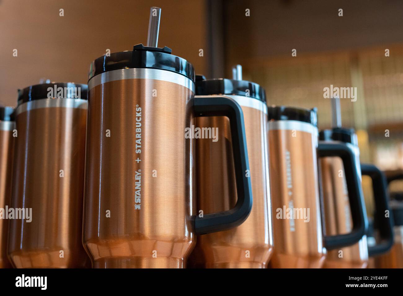 Stanley + Starbucks Trinkgläser in einem Geschäft am 16. März 2024 in Bangkok, Thailand. Stockfoto