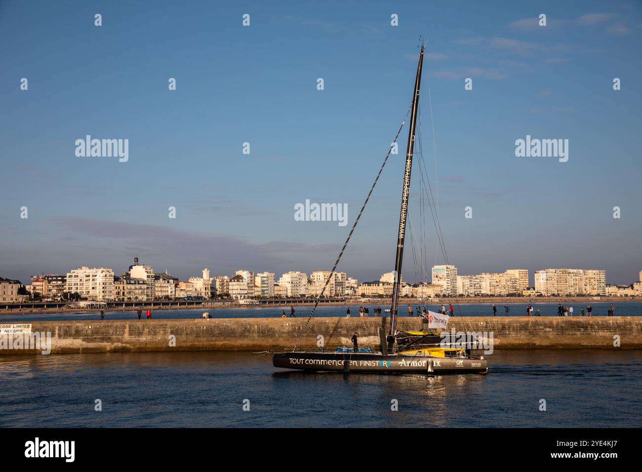 LES SABLES D'OLONNE, FRANKREICH - 29. OKTOBER 2024: Jean Le Cam Boat (Tout Begin en Finistère - Armor-Lux) zur Vorbereitung der Vendee Globe 2024. Stockfoto