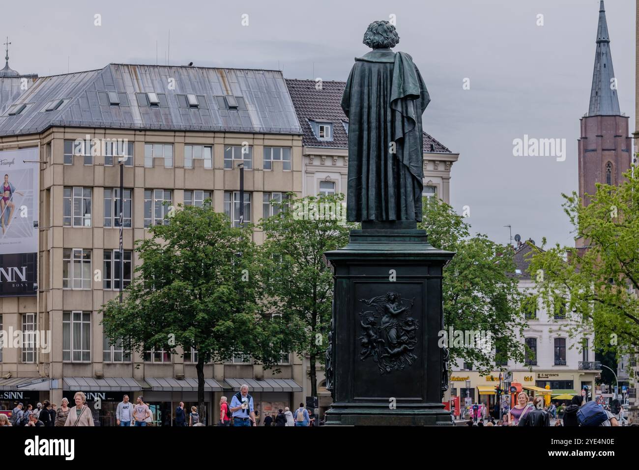 Bonn - 21. Mai 2024 : Blick auf die Statue von Ludwig van Beethoven und den Münsterplatz in Bonn Stockfoto