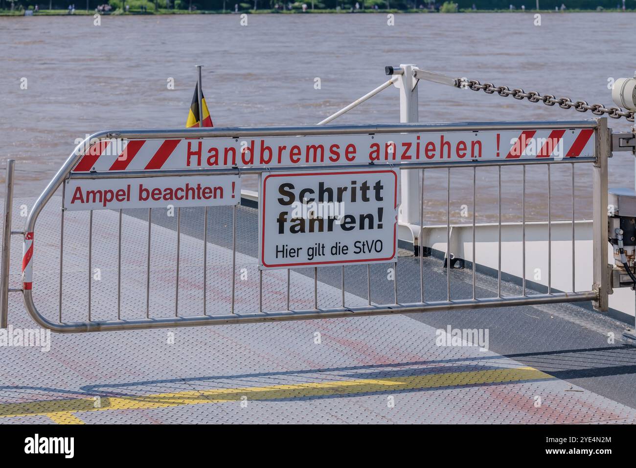 Bonn-Beuel, Deutschland - 21. Mai 2024 : Ansicht eines Gitters auf einem Fährschiff, das Personen befördert, Warnung für Passagiere, die Handbremse zu ziehen Stockfoto