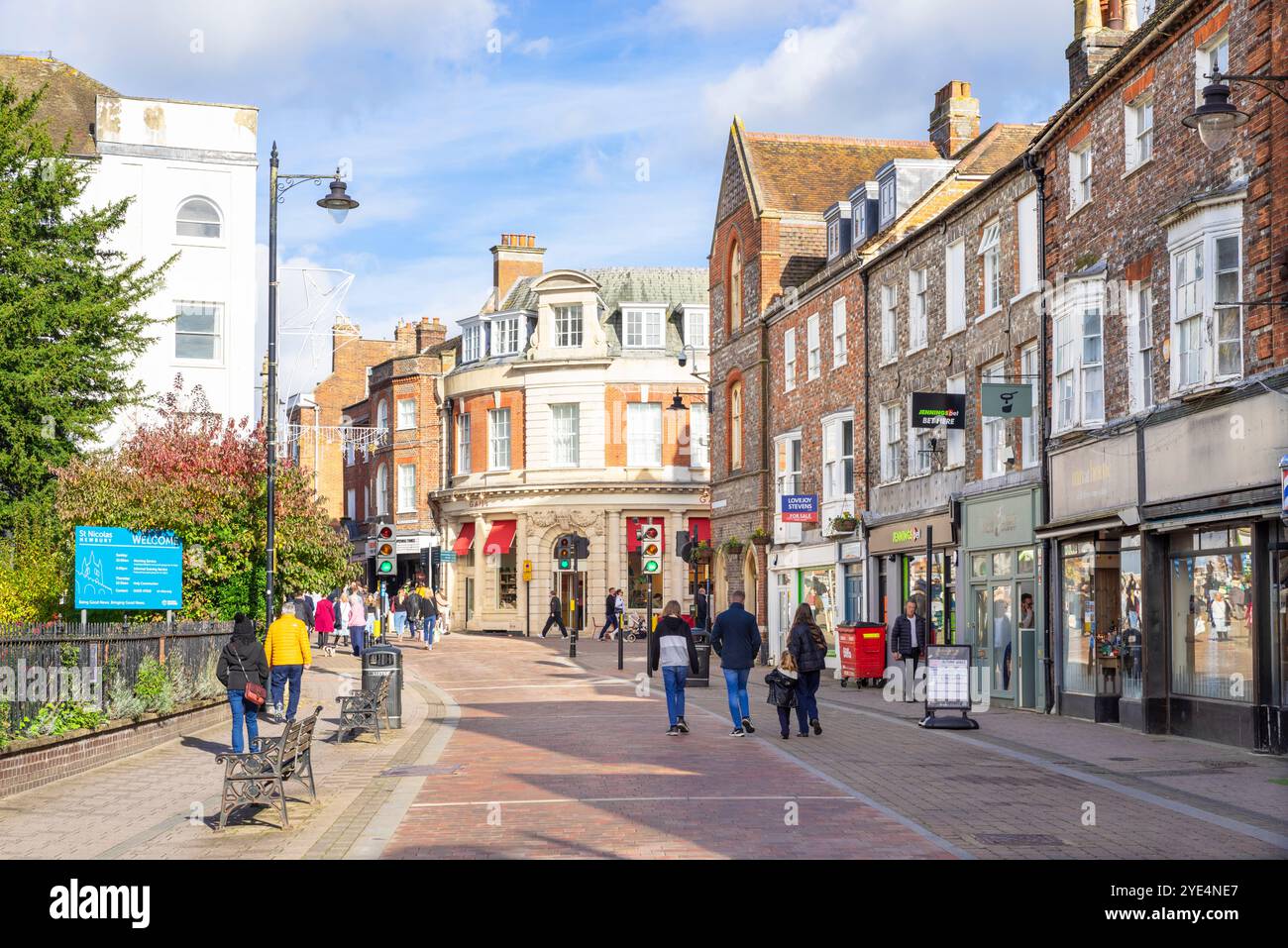 Newbury Stadtzentrum mit Leuten, die durch die Geschäfte in der Bartholomew Street im Stadtzentrum von Newbury laufen, Newbury Berkshire England Großbritannien GB Europa Stockfoto