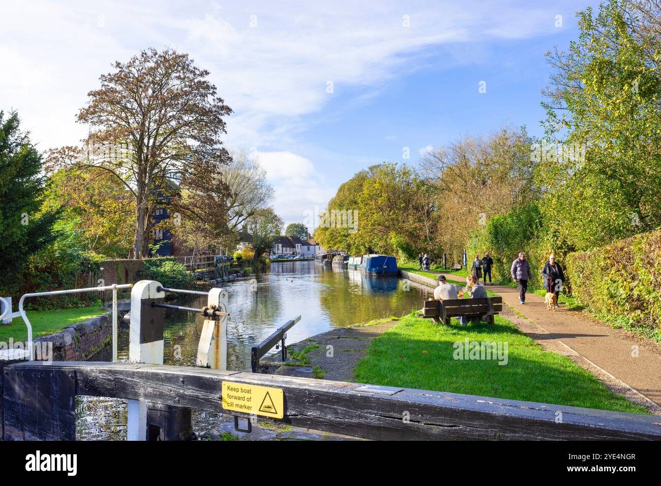 Newbury Lock eine Kanalschleuse am Kennet- und Avon-Kanal, an der Menschen auf dem Schleppweg im Stadtzentrum von Newbury Berkshire England Großbritannien GB Europa laufen Stockfoto