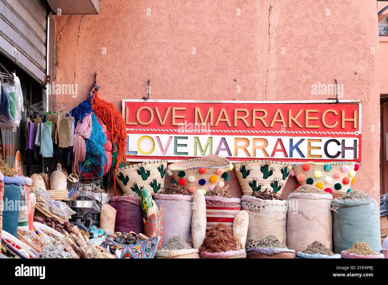 Marrakesch Marokko. Farbenfrohe Säcke mit bunten getrockneten Blumenköpfen vor einem Kräuterheilmittel-Souk auf dem Mellah-Markt in Marrakesch, Marokko Stockfoto