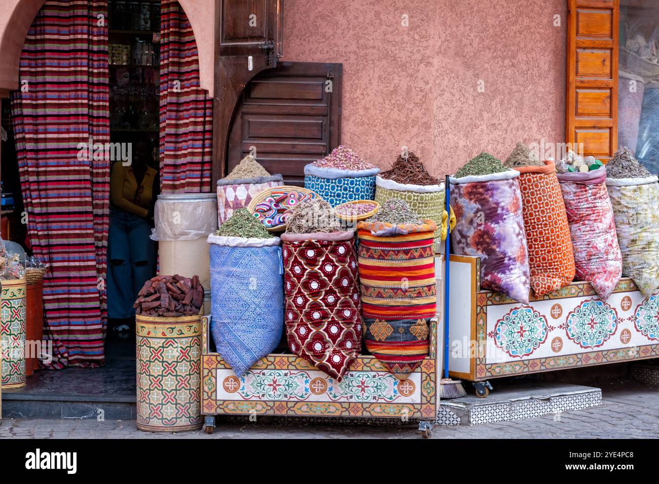 Marrakesch Marokko. Farbenfrohe Säcke mit bunten getrockneten Blumenköpfen vor einem Kräuterheilmittel-Souk auf dem Mellah-Markt in Marrakesch, Marokko Stockfoto