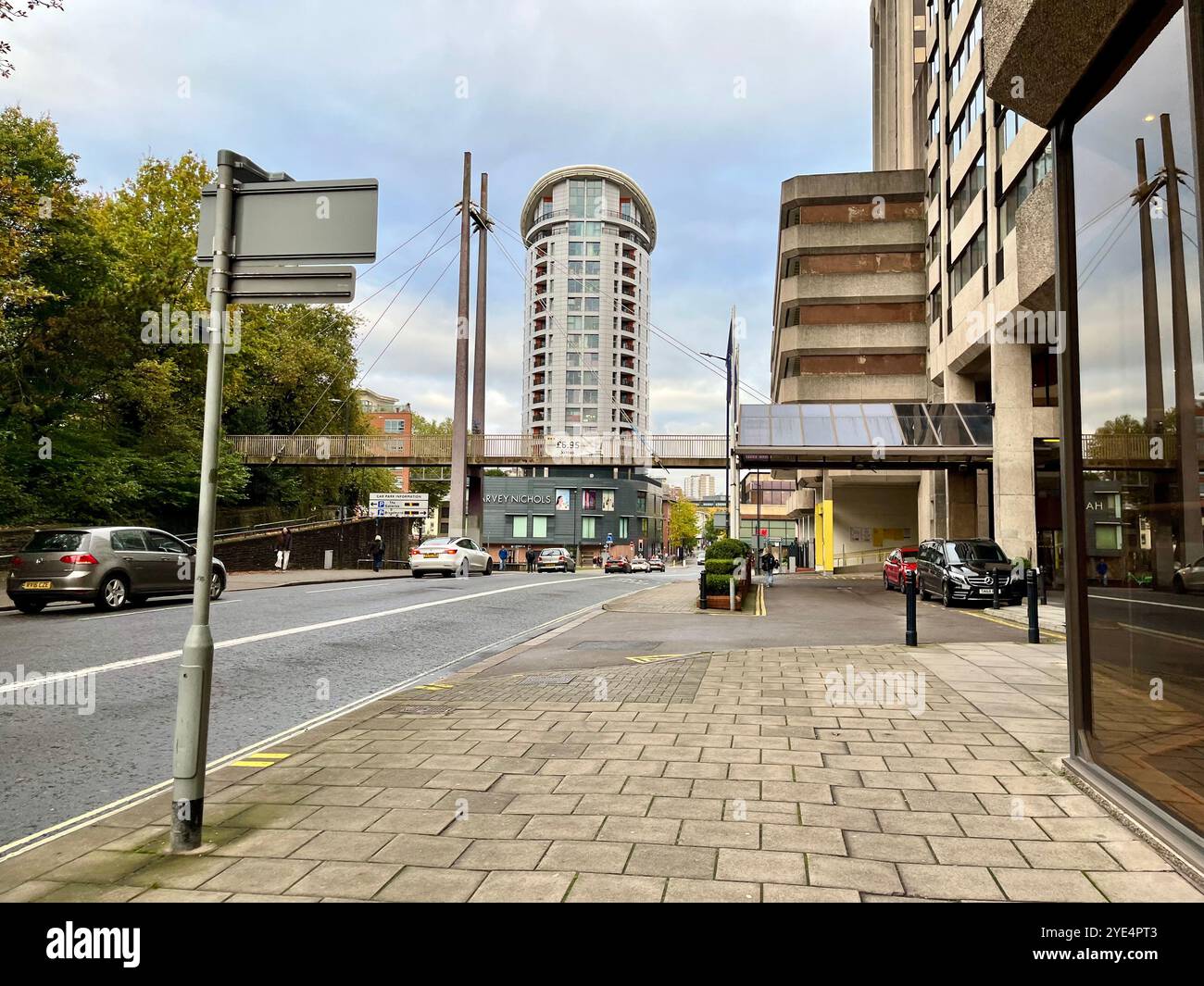 Harvey Nichols Kaufhaus und Eclipse Apartments oben, von der Lower Castle Street aus gesehen. Bristol, England, Vereinigtes Königreich. Oktober 2024. Stockfoto