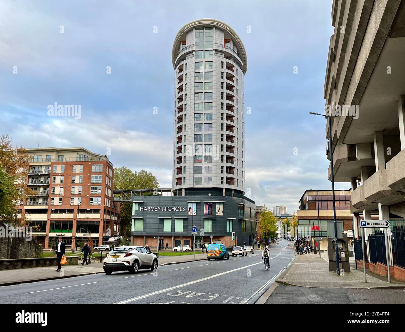 Harvey Nichols Kaufhaus und Eclipse Apartments oben, von der Lower Castle Street aus gesehen. Bristol, England, Vereinigtes Königreich. Oktober 2024. Stockfoto