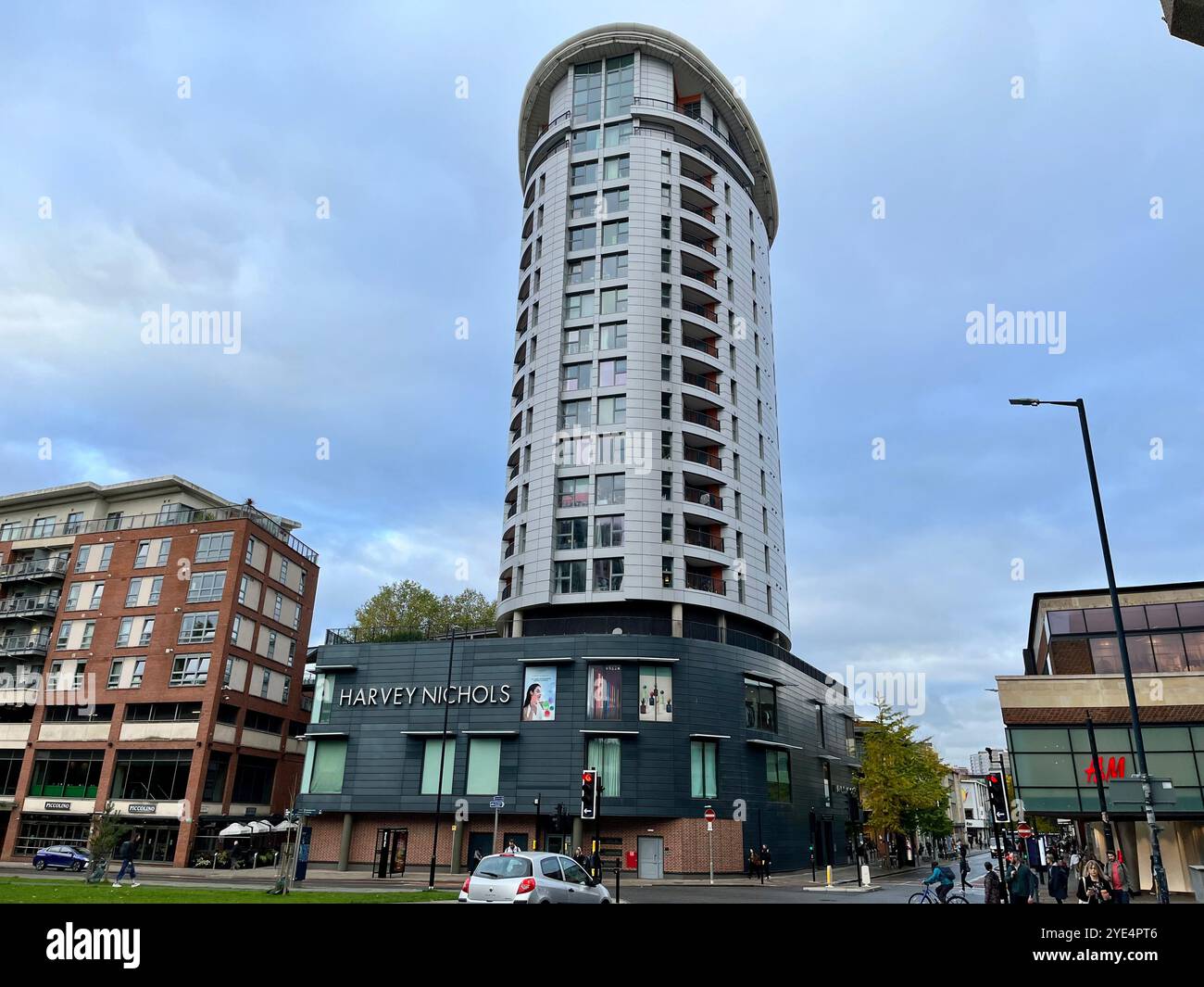 Harvey Nichols Kaufhaus und Eclipse Apartments oben, von der Lower Castle Street aus gesehen. Bristol, England, Vereinigtes Königreich. Oktober 2024. Stockfoto