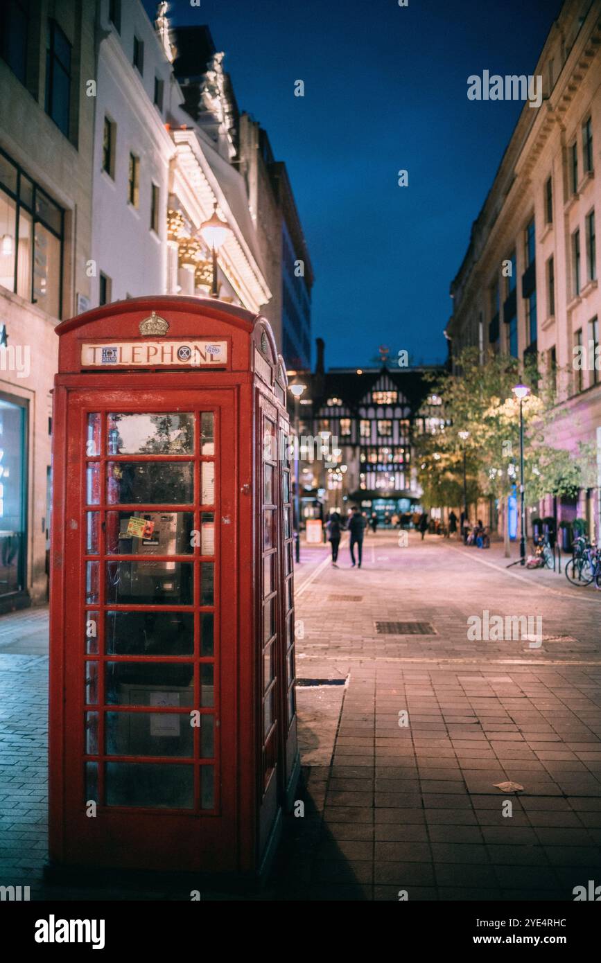 Rote Telefonzelle in London bei Nacht Stockfoto