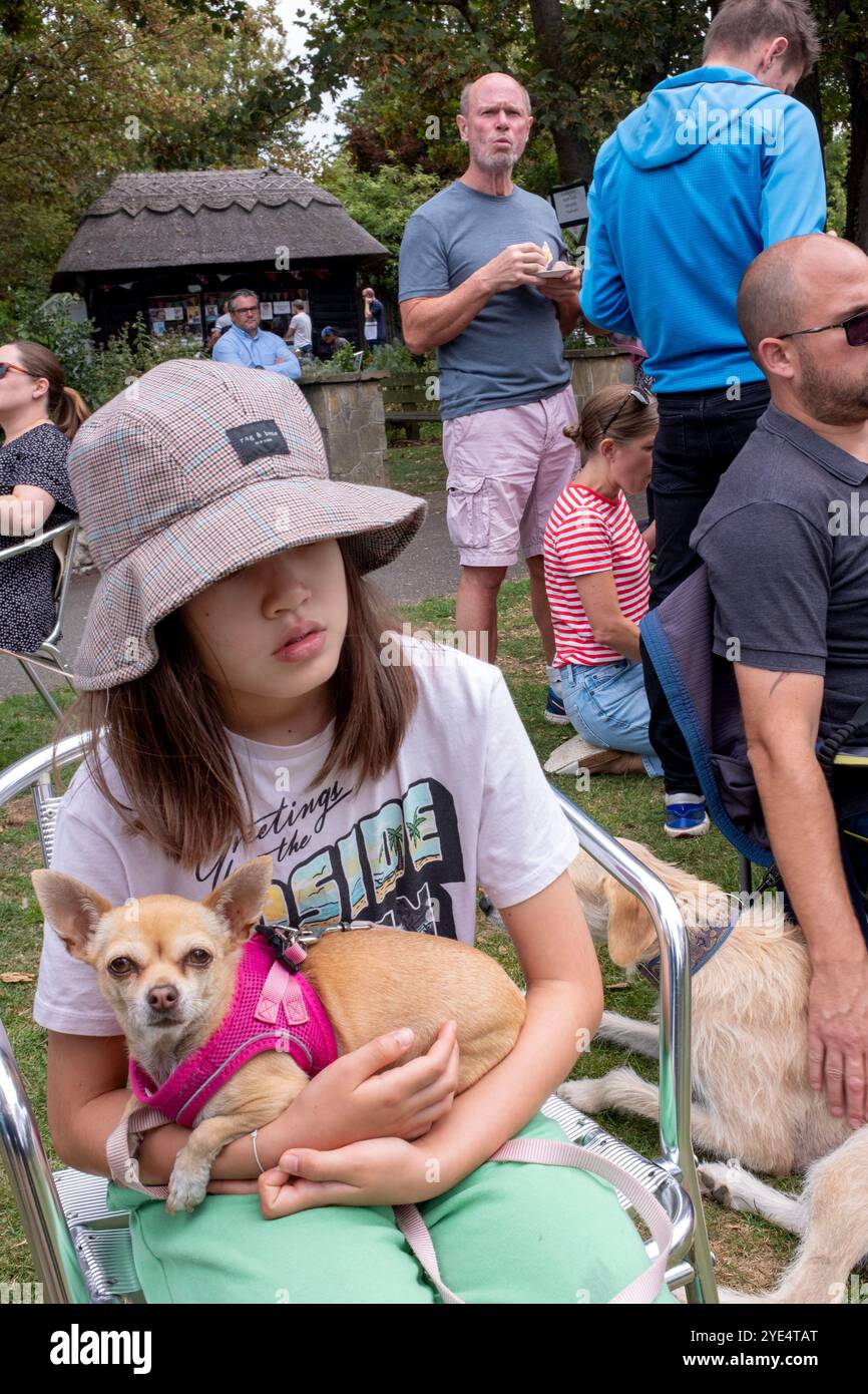 Lokale Hundeshow in Whitstable in Kent, wo sich Menschen und Familien treffen, um ihre Hunde zu feiern und zu zeigen. Stockfoto