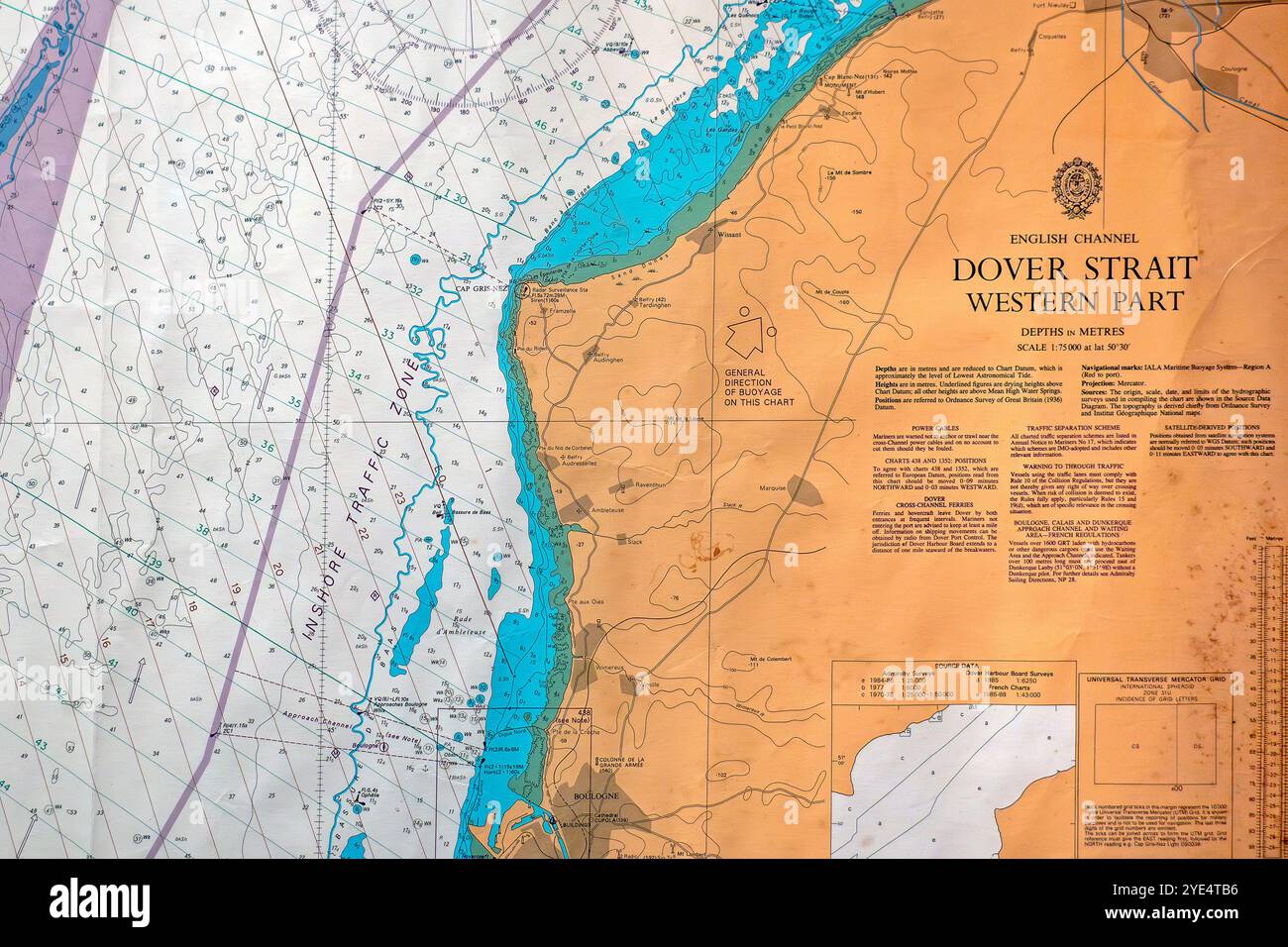 Nahaufnahme der Seekarte mit Kompassrose der Dover-Straße, die die Grenze zwischen dem Ärmelkanal und der Nordsee markiert Stockfoto Nahaufnahme der Seekarte mit Kompassrose der Dover-Straße, die die Grenze zwischen dem Ärmelkanal und der Nordsee markiert Stockfoto