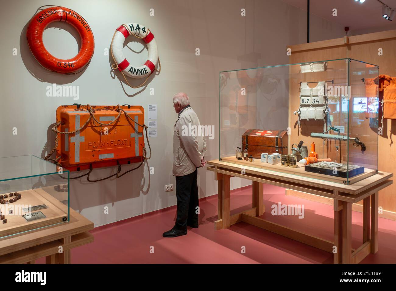 Ältere Besucher, die sich die maritime Ausstellung im NAVIGO Visserijmuseum, Fischereimuseum in Oostduinkerke, Koksijde, Westflandern, Belgien ansehen Stockfoto