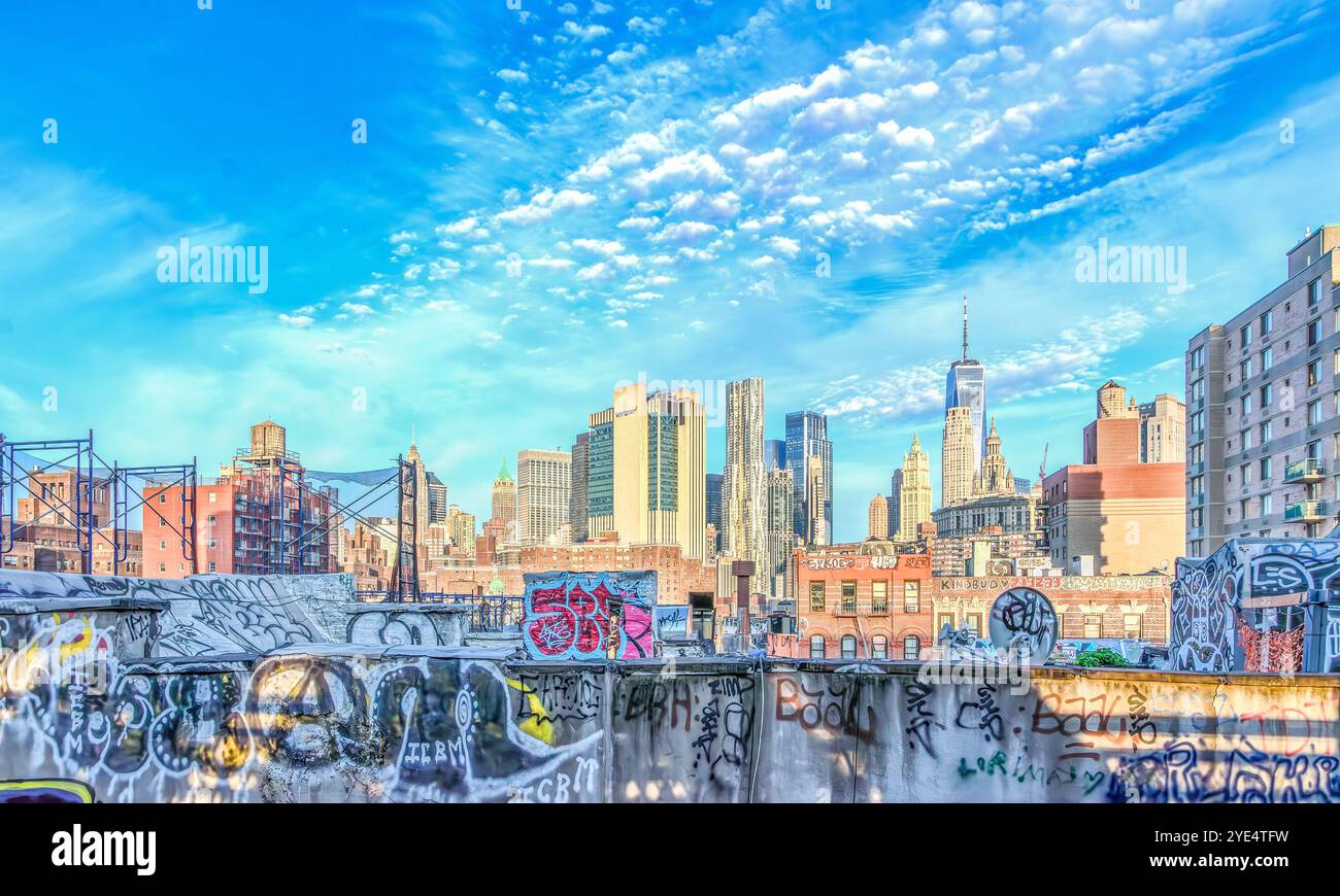 USA, New York, 24.05.2024, Blick über die Dächer mit Graffitis der Lower East Side Stockfoto