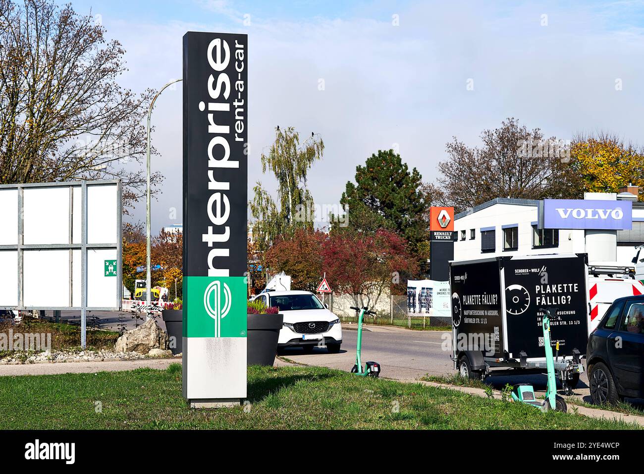 Augsburg, Bayern, Deutschland - 29. Oktober 2024: Enterprise Rent-A-Car Niederlassung in Augsburg mit Firmenlogo. Autovermietung vor Ort *** Enterprise Rent-A-Car Filiale in Augsburg mit Unternehmenslogo. Autovermietung vor Ort Stockfoto