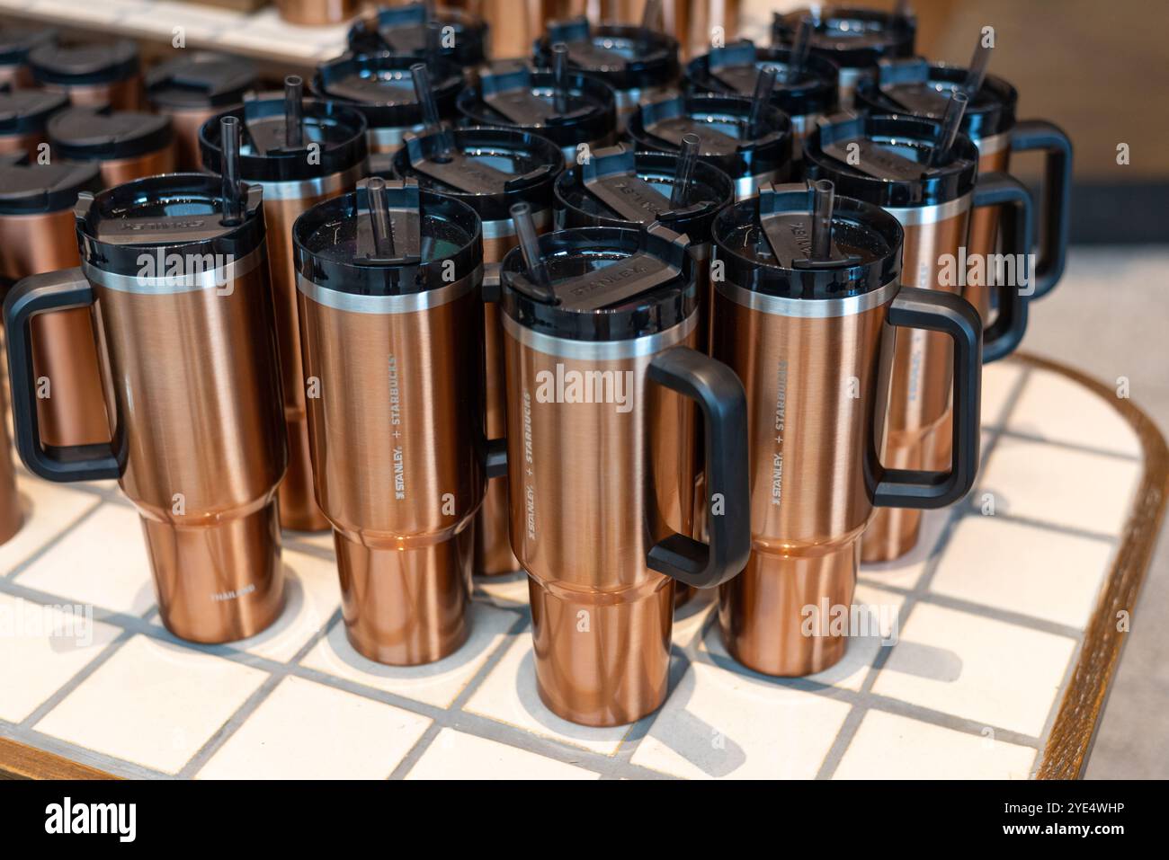 Stanley + Starbucks Trinkgläser in einem Geschäft am 16. März 2024 in Bangkok, Thailand. Stockfoto