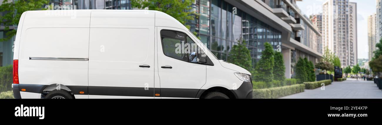 Weißer Lieferwagen auf der Stadtstraße. Stockfoto