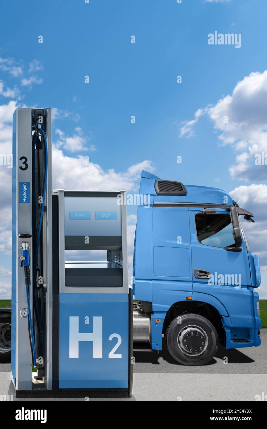 Ein Wasserstoff-Brennstoffzellen-Sattelfahrzeug mit H2-Gasflasche an Bord neben der Tankstelle. Umweltfreundliches Nutzfahrzeugkonzept... Stockfoto