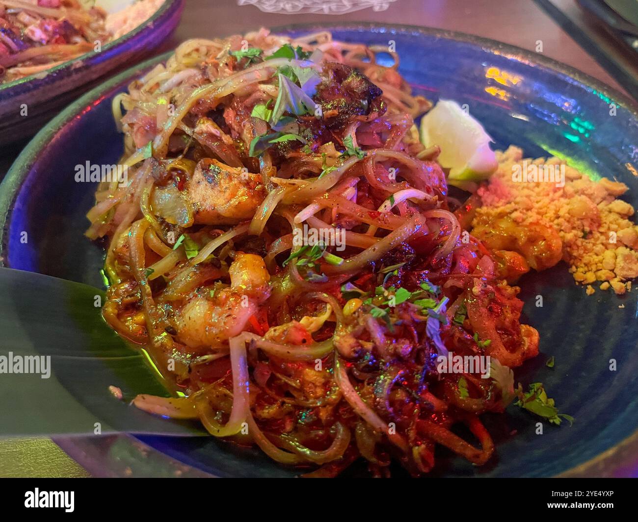 Hühnchen und Garnelen Pad thai Stockfoto