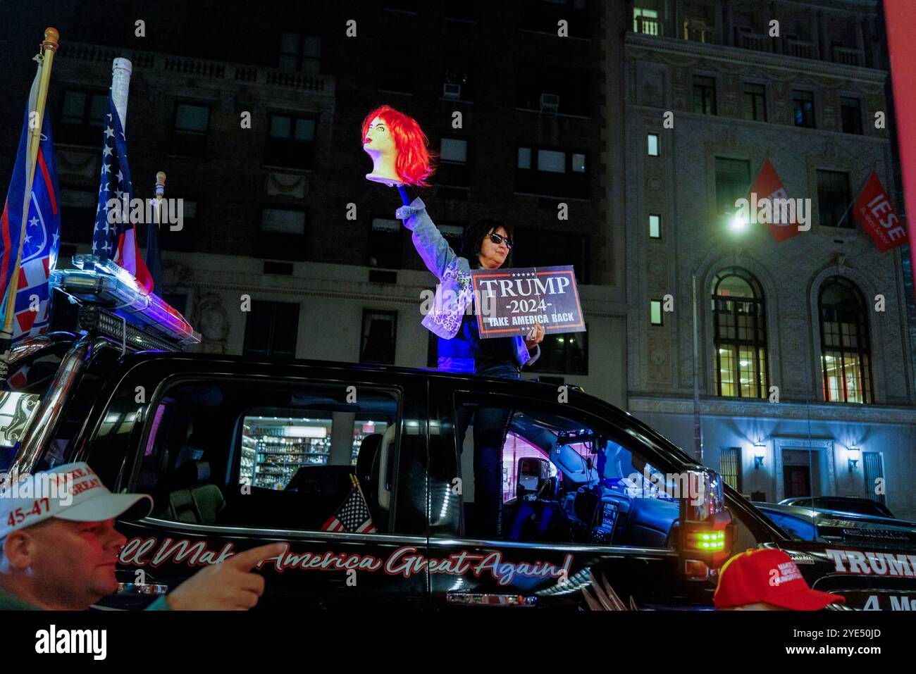 New York, Usa. Oktober 2024. NEW YORK, NEW YORK - 26. OKTOBER: Eine Unterstützerin des ehemaligen US-Präsidenten und republikanischen Präsidentschaftskandidaten Donald Trump protestierte gegen die Komikerin Kathy Griffin, eine scharfe Kritikerin von Trump, die sie am 26. Oktober 2024 in New York City auf die Bühne zurückbringt. Die kleine Gruppe von Trump-Anhängern störte die Besucher, die den Veranstaltungsort betreten, indem sie ein Bildnis von Griffins Kopf Griffins Kopf aus ihrem Truck hängte, der mit Trump-Flaggen geschmückt war. (Foto: Michael Nigro/SIPA USA) Credit: SIPA USA/Alamy Live News Stockfoto