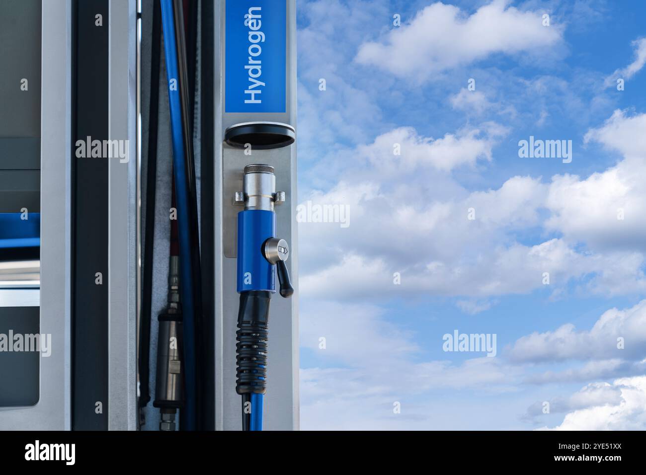 Wasserstofftankstelle auf blauem Himmel. Stockfoto