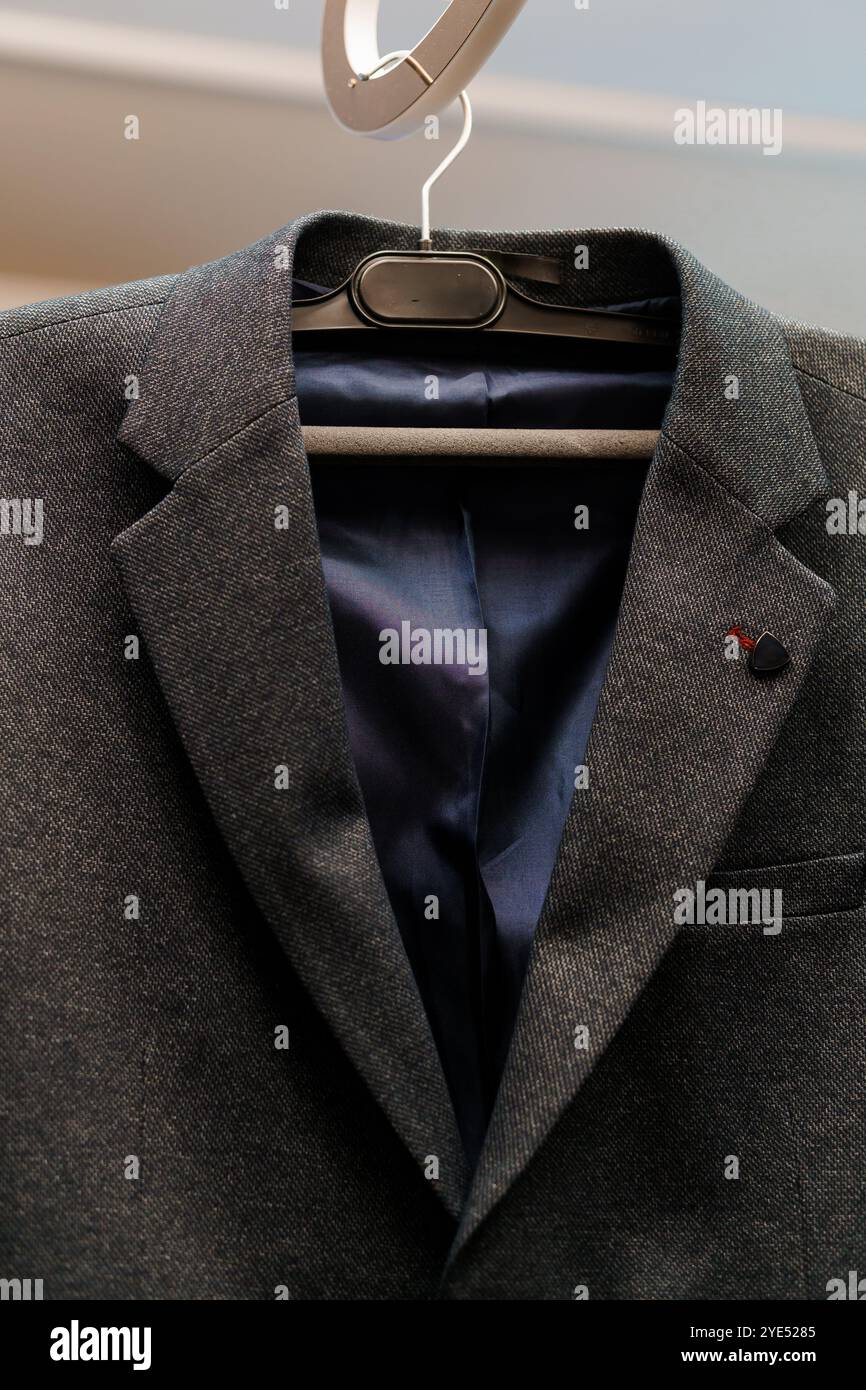 Eleganter grauer Blazer am Bügel mit Reverskragen. Stockfoto