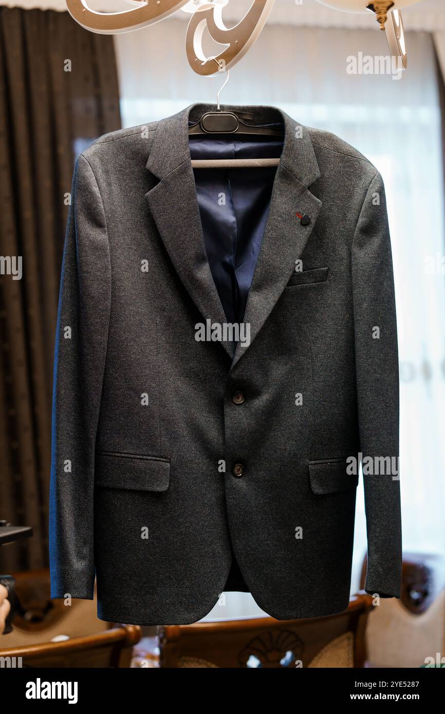 Eleganter grauer Blazer in stilvollem Interieur. Stockfoto