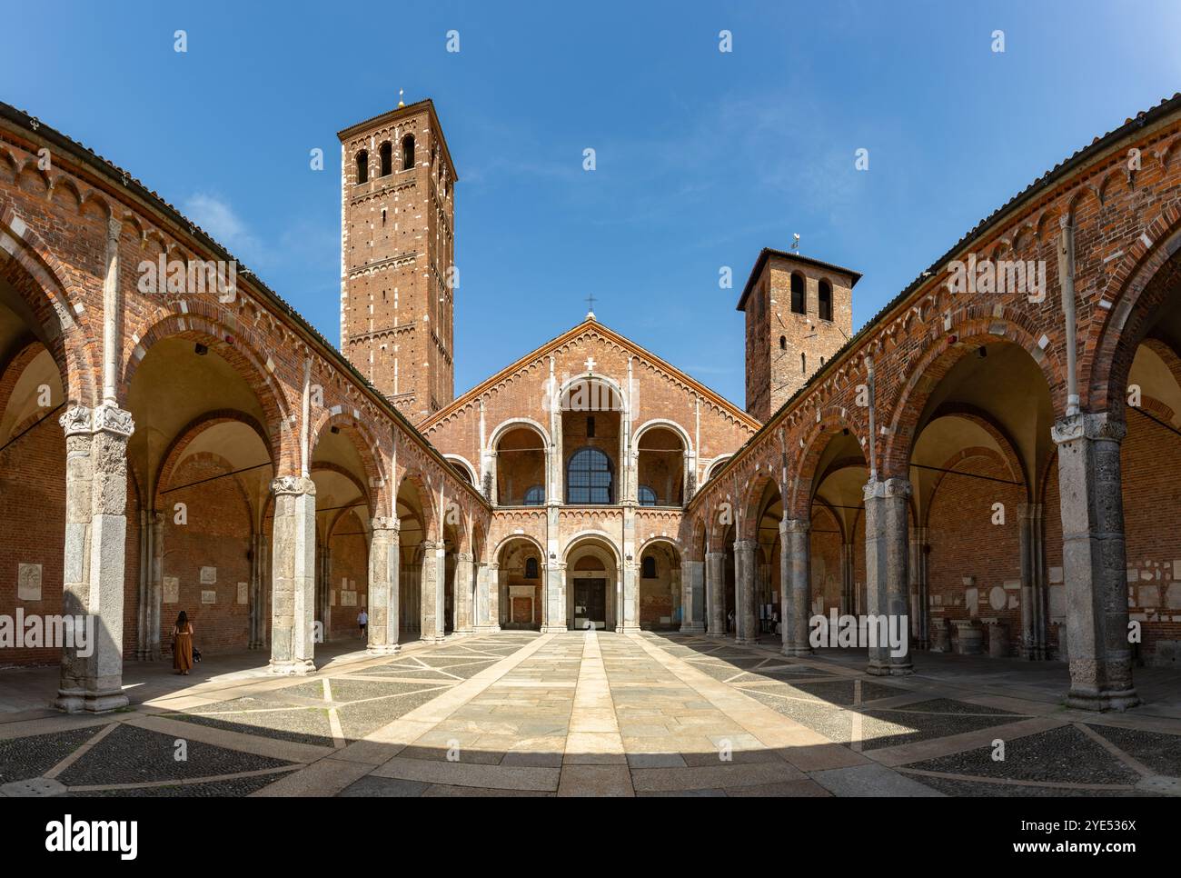 Ein Bild vom Innenhof der Basilika Sant'Ambrogio in Mailand. Stockfoto