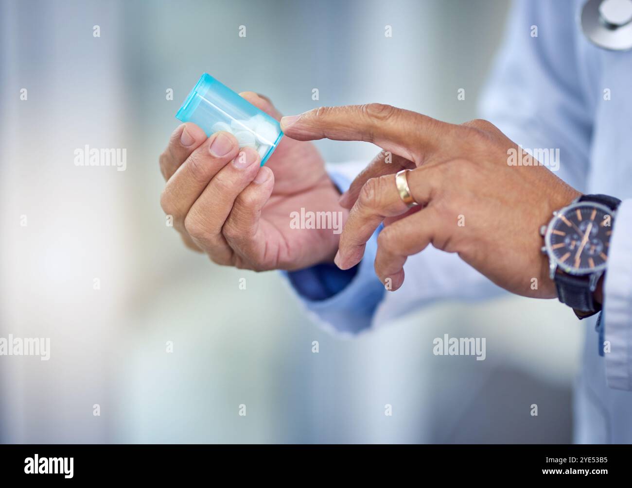 Mann, Hände oder Behälter mit Pillen für Medikamente, Nebenwirkungen oder Dosierung im Krankenhaus. Nahaufnahme, männliche Person oder medizinisches Fachpersonal mit Tabletten oder Stockfoto