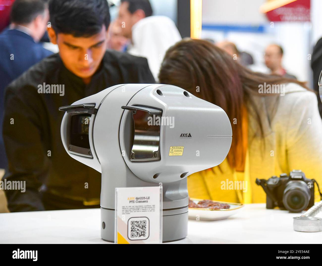 DIE MILIPOL QATAR 2024 AUSSTELLUNG IN KATAR Ein Foto zeigt eine AXIS Q6225-LE PTZ Langstrecken-OptimizedIR Kamera auf der 15. Ausgabe der Milipol Qatar 2024 Ausstellung und Konferenz in Doha, Katar, am 29. Oktober 2024.die Milipol Qatar 2024 zeigt die neuesten Technologien und Sicherheitssysteme, unter Beteiligung von führenden internationalen Unternehmen, die von mehr als 250 lokalen, regionalen und internationalen Unternehmen präsentiert werden. DOHA Katar Copyright: XNAUSHADx Stockfoto