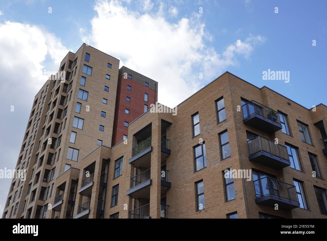 Außenansicht des Wohngebäudes. Block von Stadtwohnungen. Lösungen für den städtischen Wohnungsbau Stockfoto