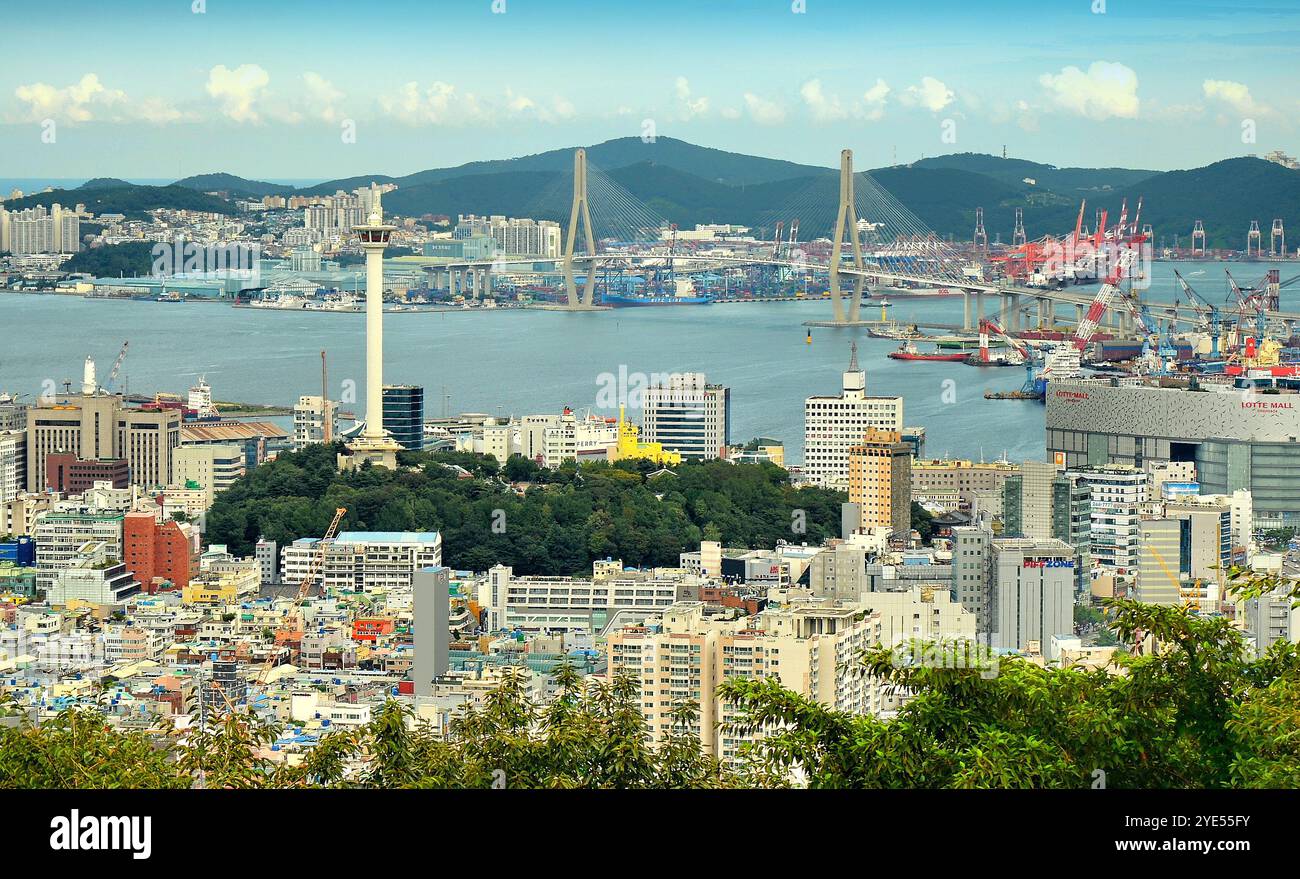 Blick auf den Hafen von Busan, den Yongdusan Park und den Busan Tower. Südkorea. Stockfoto