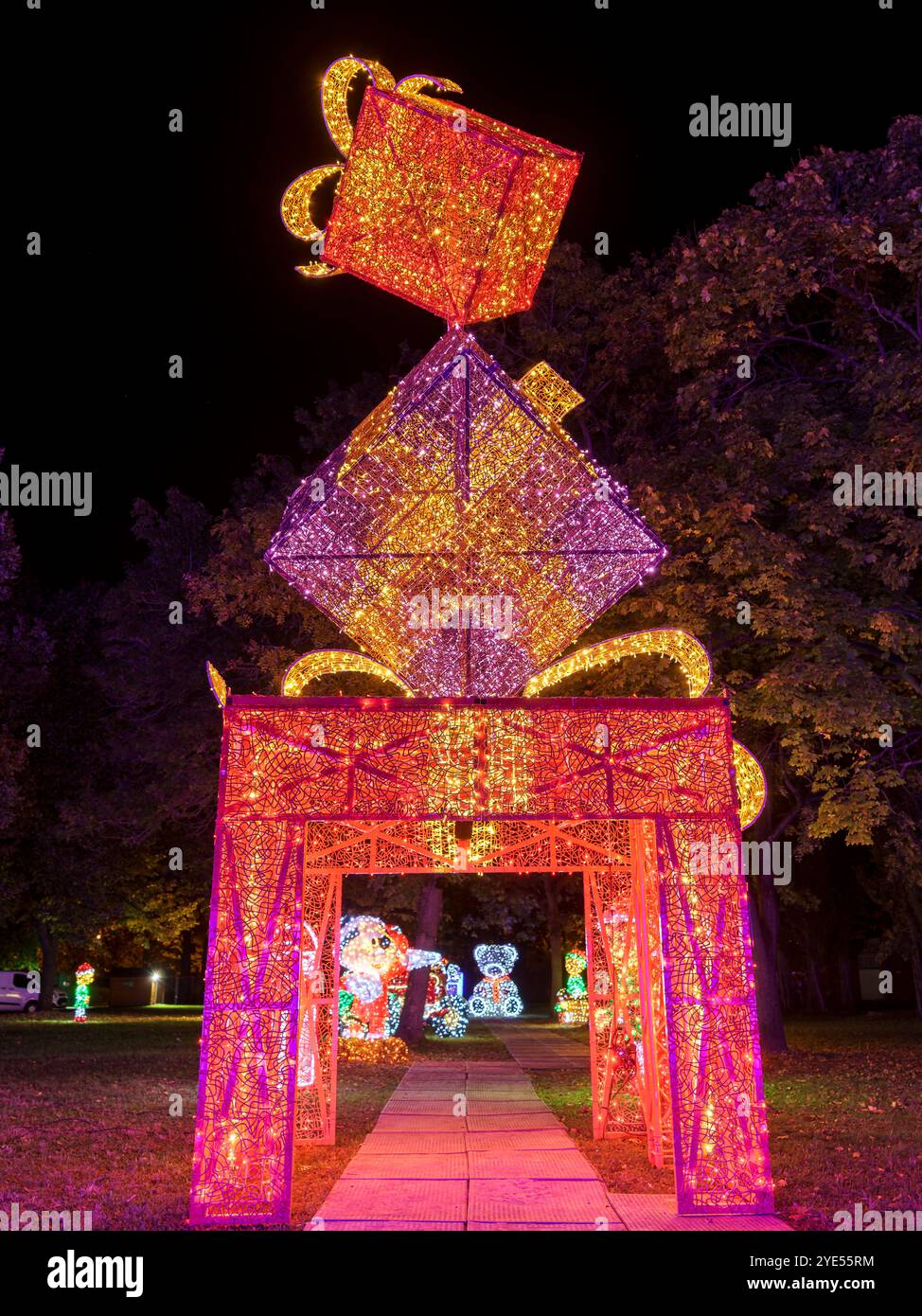 24.10.26. Budapest, Hugnary. Lumina Park ist ein magischer Ort, wo Licht unvergessliche Räume voller Farben und Formen schafft. Hauptthema ist Mesebe Stockfoto