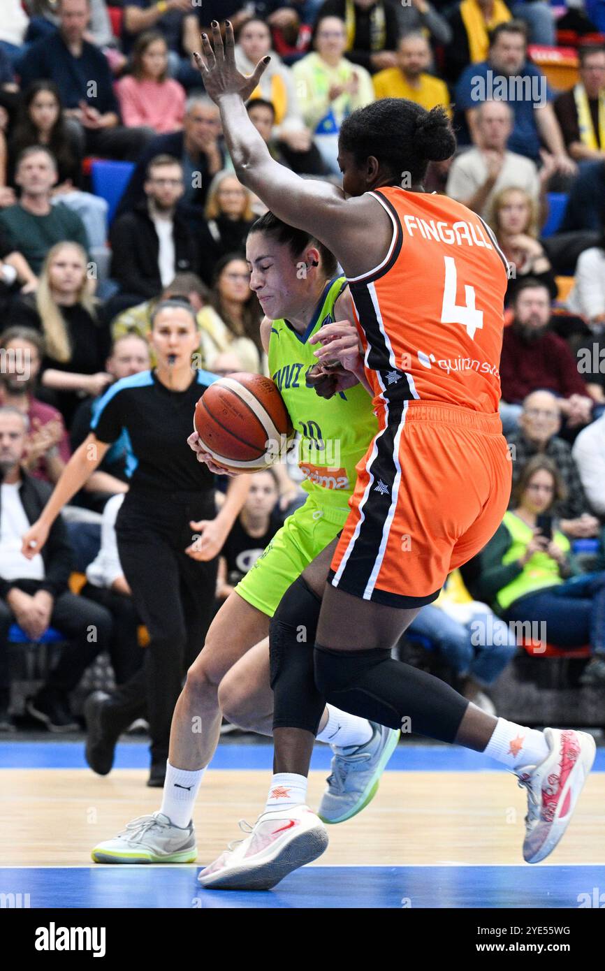 Prag, Tschechische Republik. Oktober 2024. L-R Maria Conde von USK und Nadia Fingall von Valencia in Aktion während des Spiels der European Women's Basketball League der 4. Runde der D-Gruppe: USK Praha gegen Valencia Basket Club in Prag, Tschechische Republik, 29. Oktober 2024. Quelle: Michal Kamaryt/CTK Photo/Alamy Live News Stockfoto