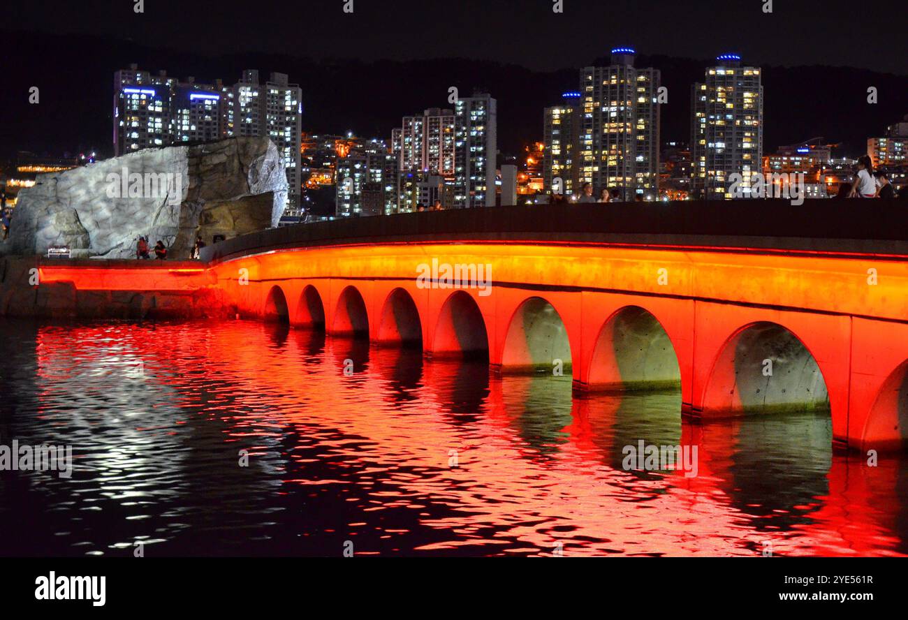 Brücke verbindet Songdo Beach und Turtle Island/Geobukseom. Busan, Südkorea. Nächtliches Stadtbild. Stockfoto