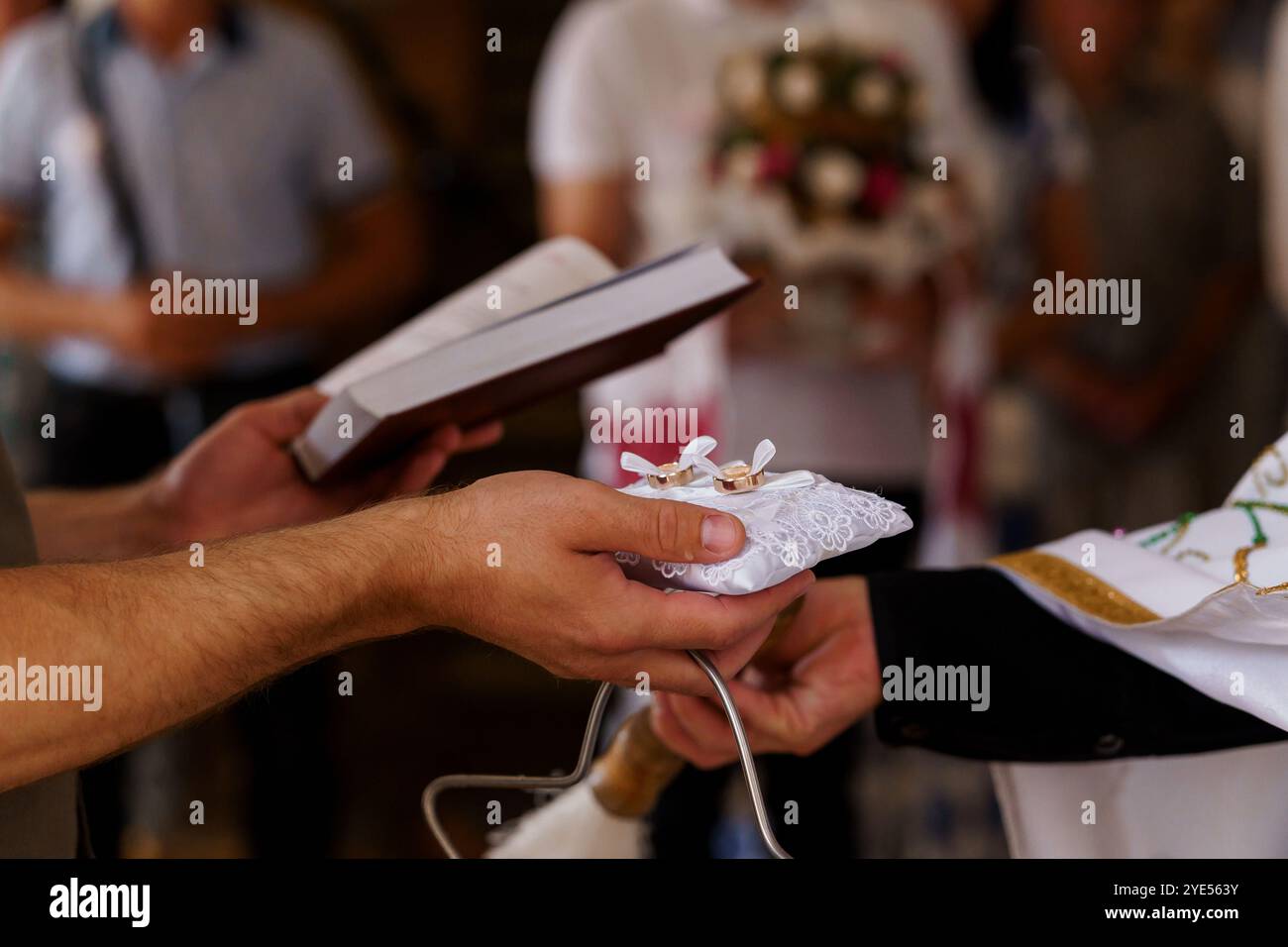 Ein heiterer Moment während einer traditionellen religiösen Zeremonie mit heiligen Objekten. Stockfoto