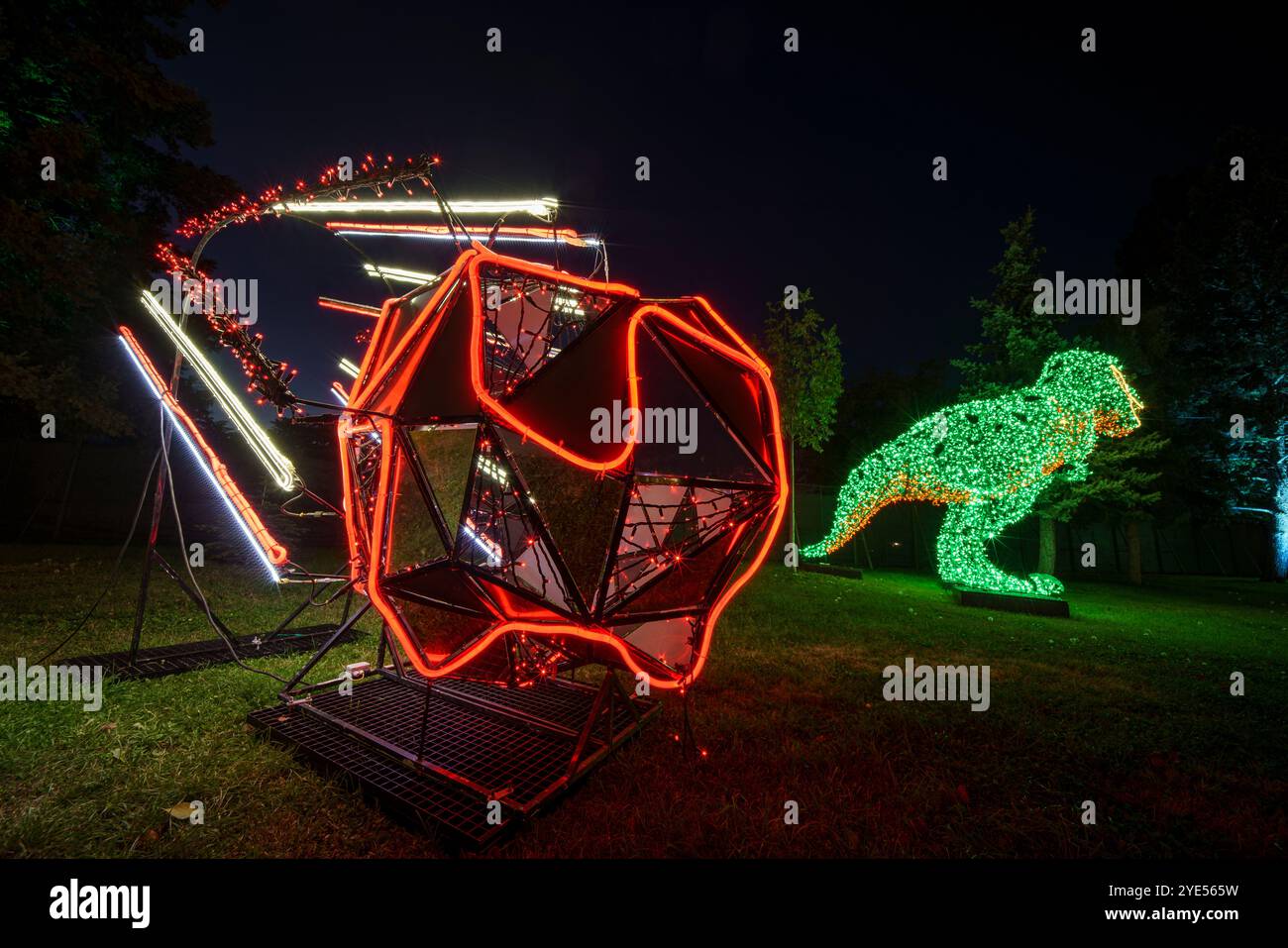 24.10.26. Budapest, Hugnary. Lumina Park ist ein magischer Ort, wo Licht unvergessliche Räume voller Farben und Formen schafft. Hauptthema ist Mesebe Stockfoto