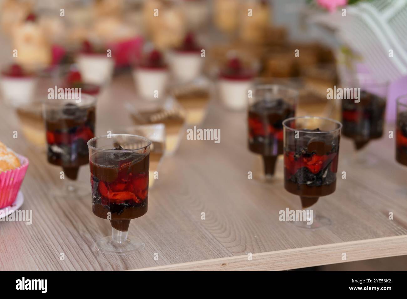 Elegante Dessertpräsentation mit Schokoladen- und Beerendesserts. Stockfoto