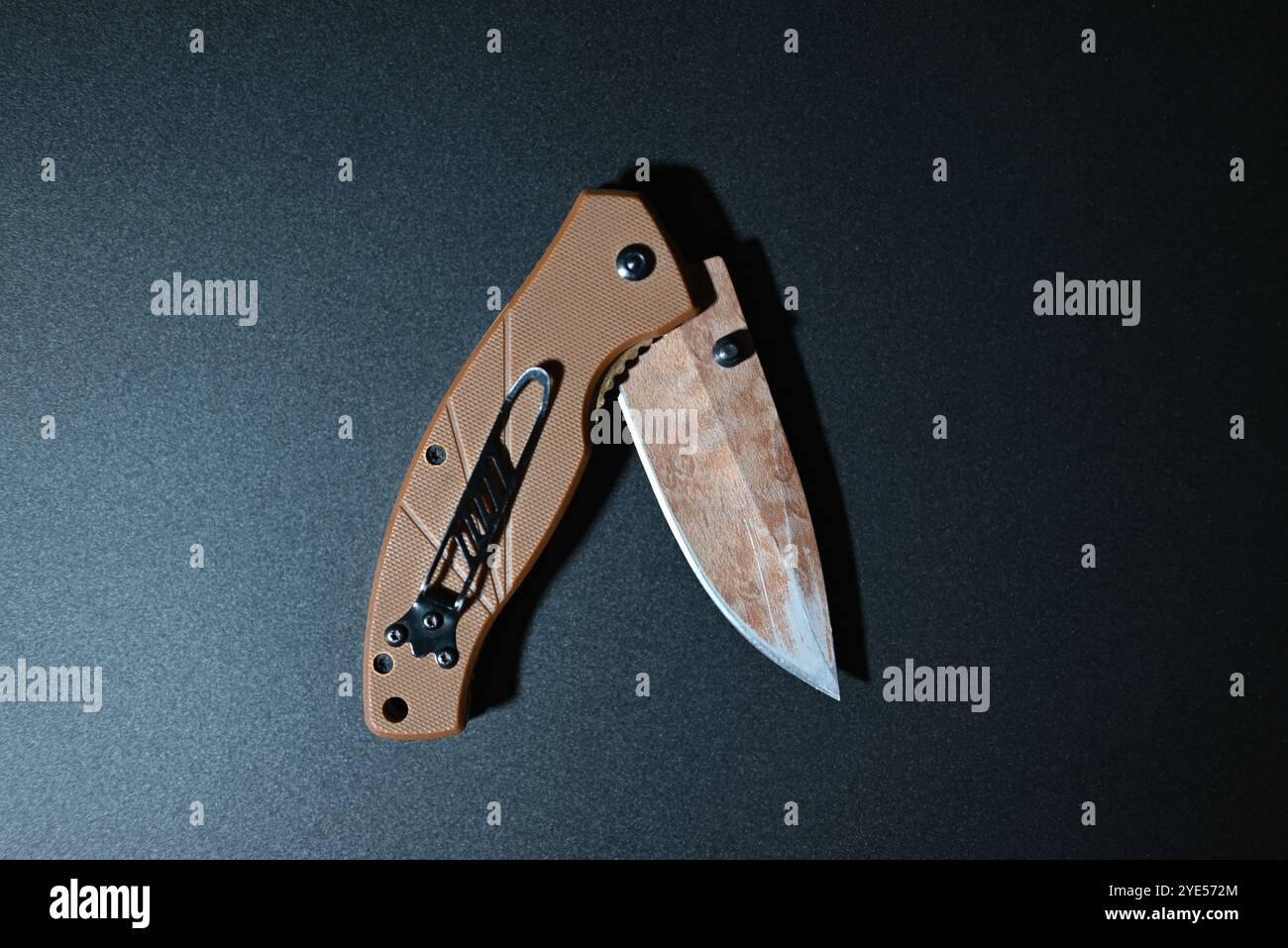 Klappmesser braun auf schwarzem Hintergrund Stockfoto