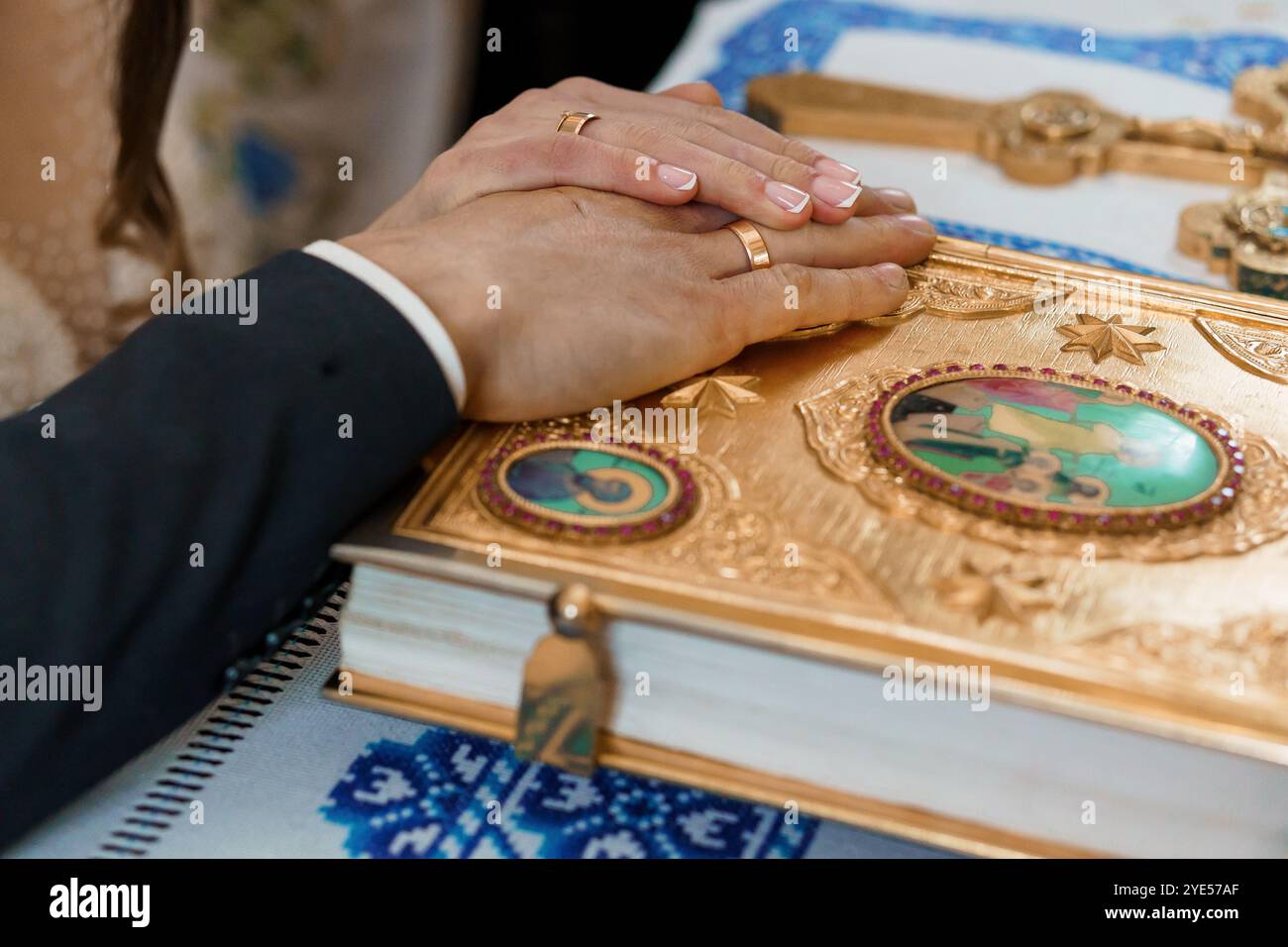 Intime Zeremonie der Hochzeit mit Heiligenbuch und Hochzeitsringen. Stockfoto