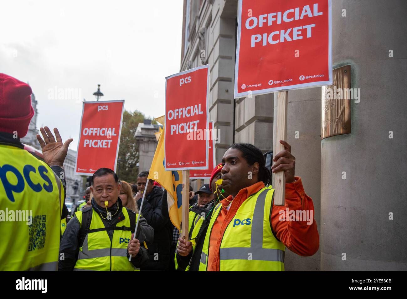 London, Großbritannien. Oktober 2024. Während des protestmarsches in Whitehall in London halten die Demonstranten Plakate und pfeifen ihre Pfeifen. Die Mitglieder DER Sicherheitskräfte der PCS (Public and Commercial Services Union) streikten wochenlang, um bessere Löhne und Arbeitsbedingungen zu erhalten. Und sie organisierten auch einen protestmarsch im Zentrum von London, Großbritannien. (Foto: Krisztian Elek/SOPA Images/SIPA USA) Credit: SIPA USA/Alamy Live News Stockfoto