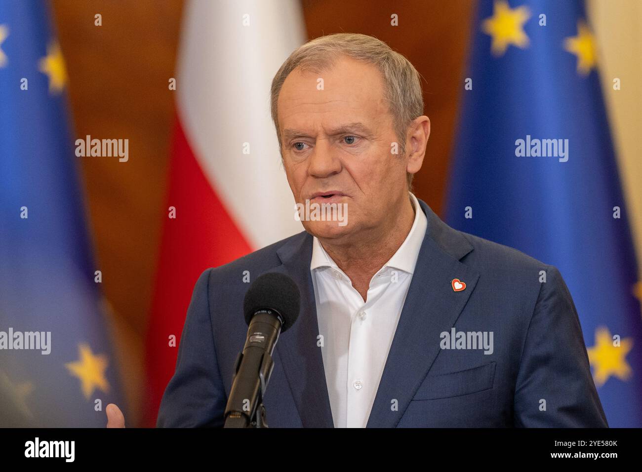 Warschau, Polen. Oktober 2024. Ministerpräsident von Polen, Donald Tusk, spricht während einer Pressekonferenz. Der polnische Premierminister Donald Tusk sprach nach einer wöchentlichen Regierungssitzung vor der Presse, die sich auf den Bericht des Ausschusses über den russischen Einfluss und dringende Fragen der Gesundheitskrise konzentrierte. Quelle: SOPA Images Limited/Alamy Live News Stockfoto