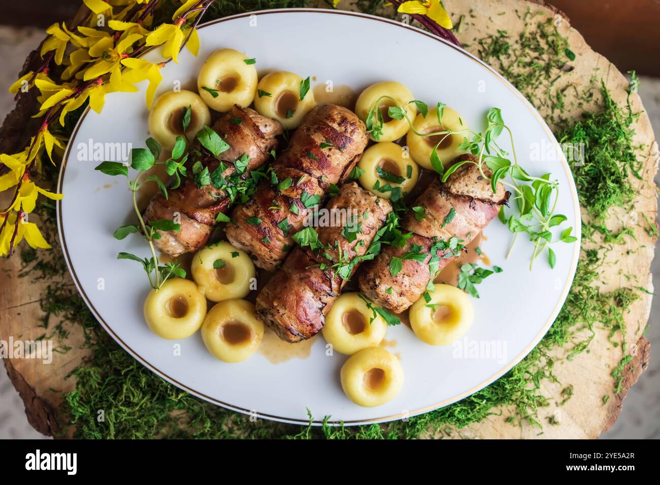 Fleischbrötchen mit Knödeln Stockfoto